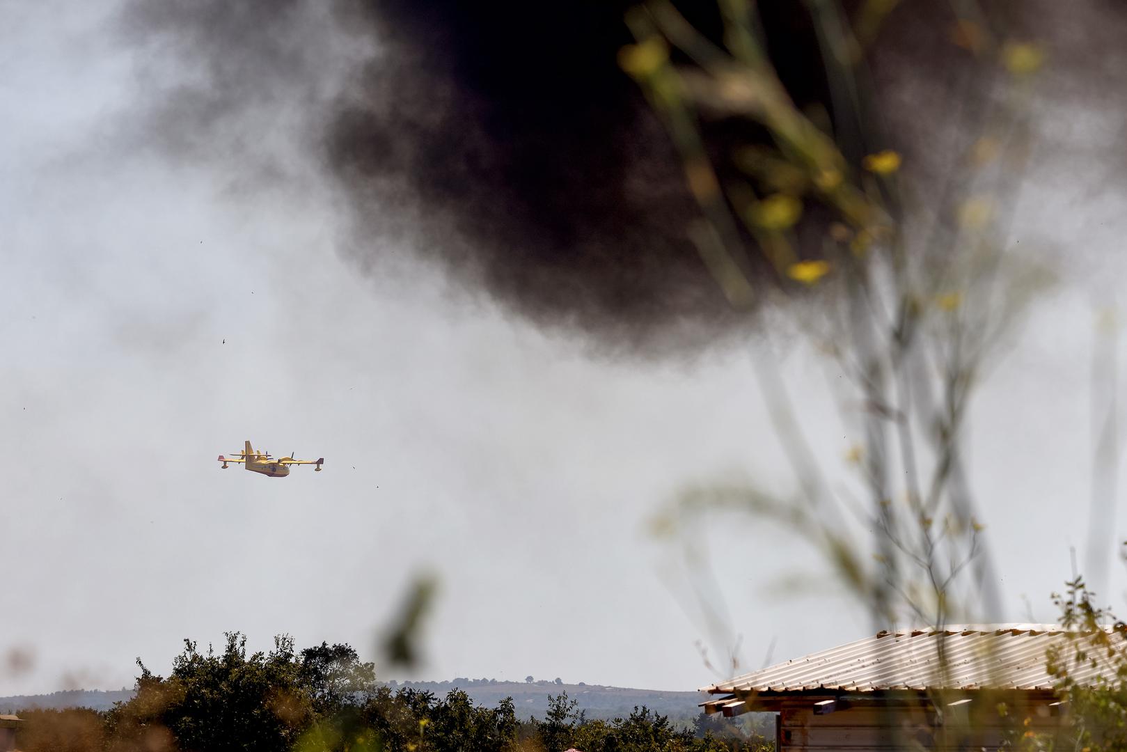 30.07.2024., Smokovic - Veliki pozar u Smokovicu nedale Zemunika zahvatio je i parkirana vozila. Vatrogasci se vore s vatrom. Photo: Sime Zelic/PIXSELL