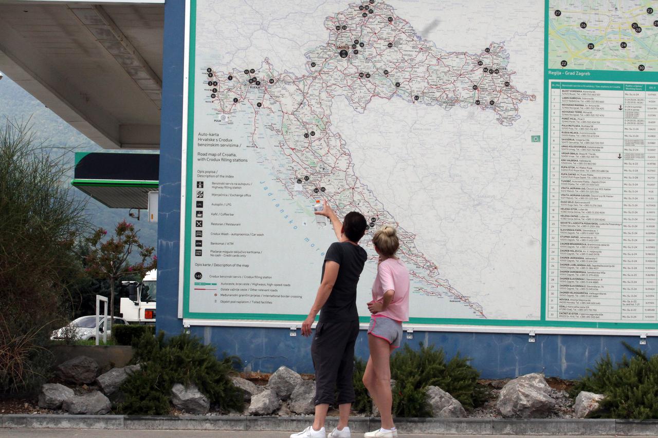 Turisti prou?avaju veliku autokartu Hrvatske 