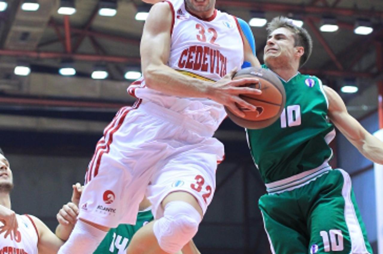 '29.11.2011.,Dom sportova , Zagreb - 3. kolo Eurokupa, skupina G, KK Cedevita - Benetton Treviso. Marko Car, Andrea de Nicolao Photo: Antonio Bronic/PIXSELL'