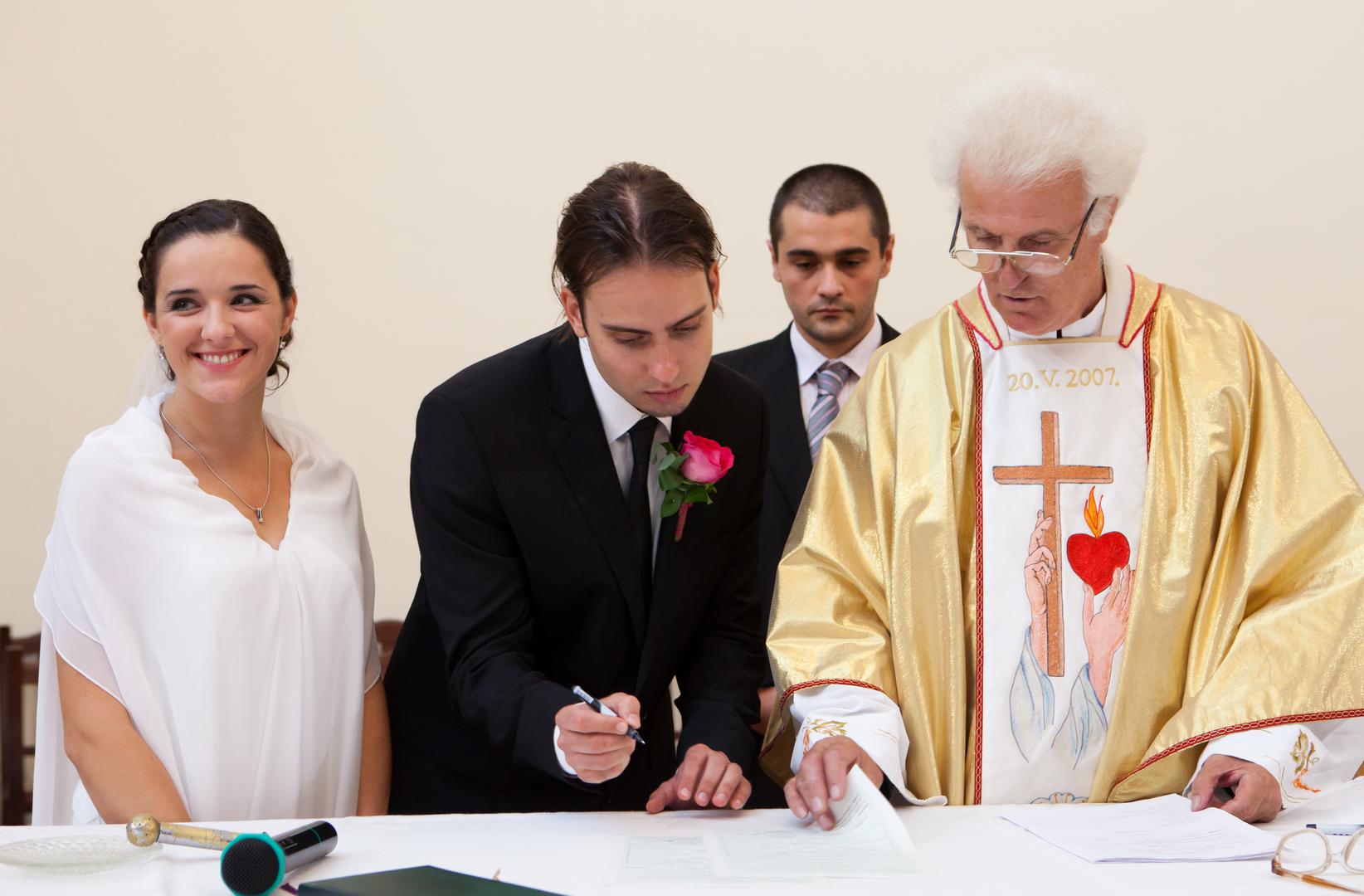 Prisjetio se tada i kakve misli su mu se motale glavom kada je pobijedio u reality showu. – Kada sam pobijedio u reality showu ''Story Supernova'', postao sam uzor mnogima i tada sam počeo moliti Boga da me popravi, da ti mladi bar nešto dobro od mene pokupe. I na tom vrhuncu popularnosti misao mi je bila da ja dugujem Bogu tu slavu koju sam doživio. U trenutku kada sam proglašen pobjednikom nisam osjećao euforiju, već sam se u punoj svjesnosti molio Bogu: ''Bože, smiluj mi se, znam da ovo ne zaslužujem, popravi me, učini me boljim čovjekom''. Nekoliko mjeseci nakon toga na internetu sam pronašao seminar posta, molitve i šutnje u Međugorju i to me u sekundi oduševilo i pomislio sam: "Pa gdje si dosad!" I u tih sedam dana u Međugorju doživio sam svoje pravo obraćenje i tu sam napravio životnu ispovijed. Doživio sam olakšanje i živoga Boga u punini – iskren je Rafael Dropulić.