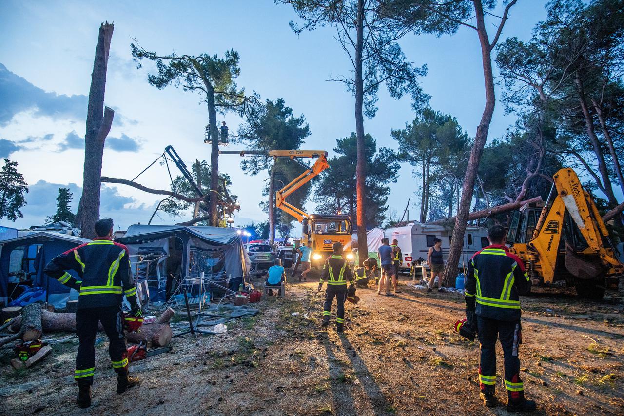 Novigrad: Vjetar u autokampu Sirena iščupao na desetine stabla