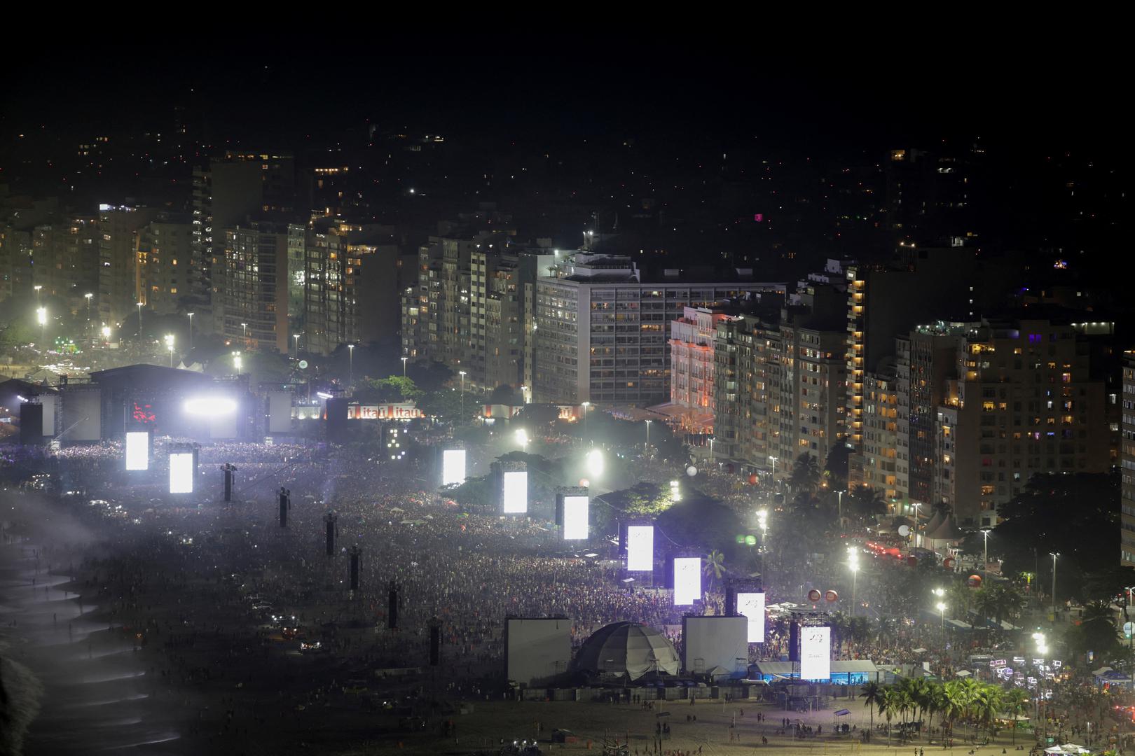 Područje oko poznate plaže Rio de Janeira bilo je ispunjeno gomilom koju je grad procijenio na 1,6 milijuna ljudi.