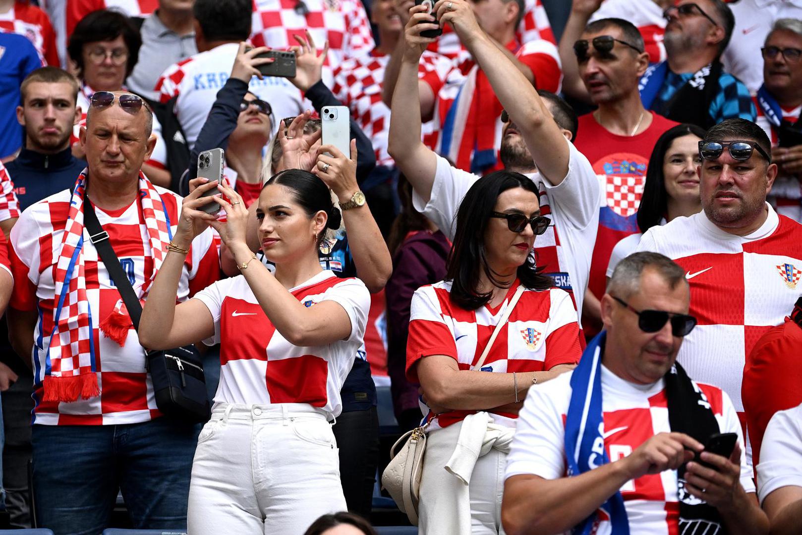 Napetu utakmicu Hrvatske i Albanije u Hamburgu došli su pratiti mnogi Hrvati koji su na tribinama bodrili naše vatrene, a među njima mogli smo vidjeti i neka poznata lica. 