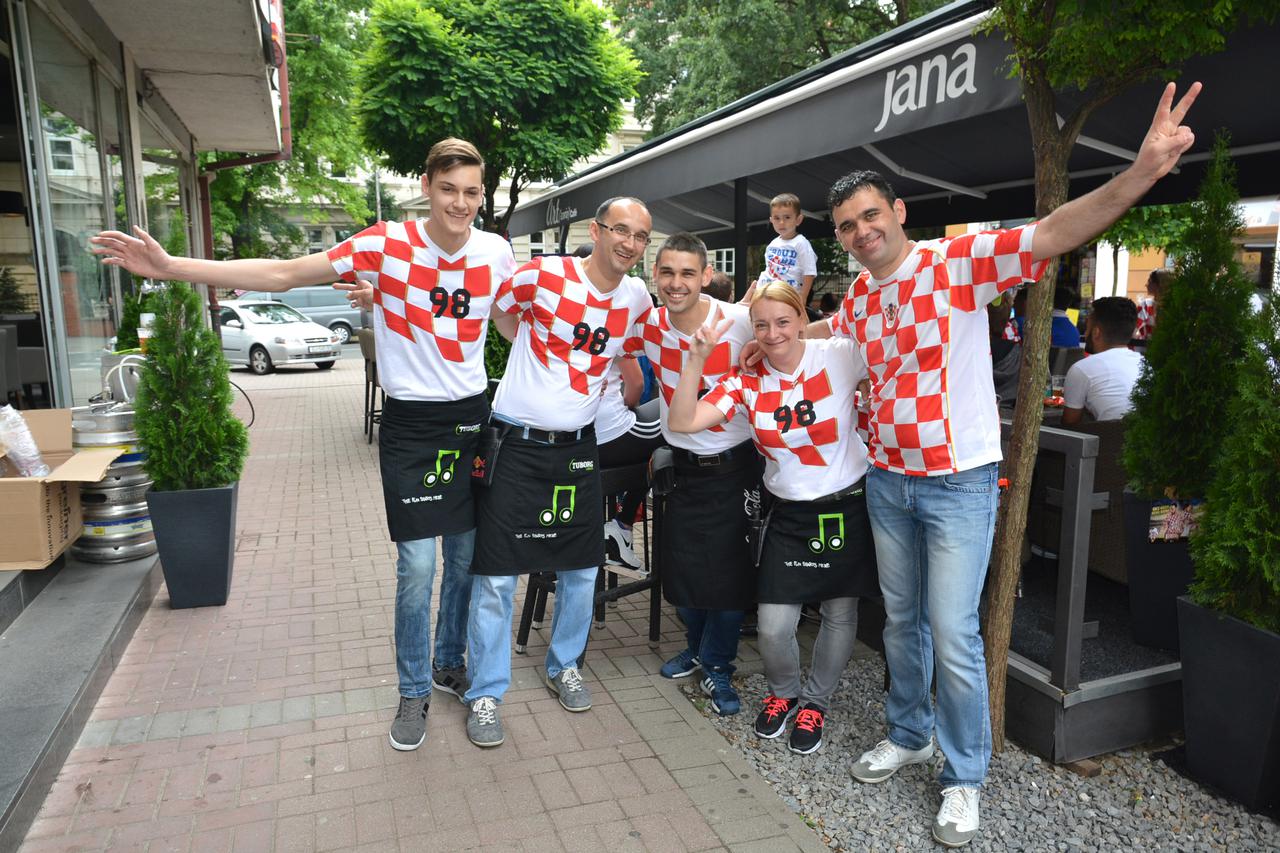 Bjelovar: Navija?i u kafi?ima prate prijenost utakmice Hrvatska - Turska