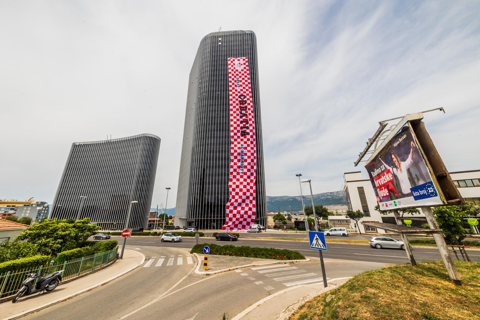 09.06.2024., Split - Postavljanje najvece zastave na najvecu zgradu u Hrvatskoj. Photo: Zvonimir Barisin/PIXSELL