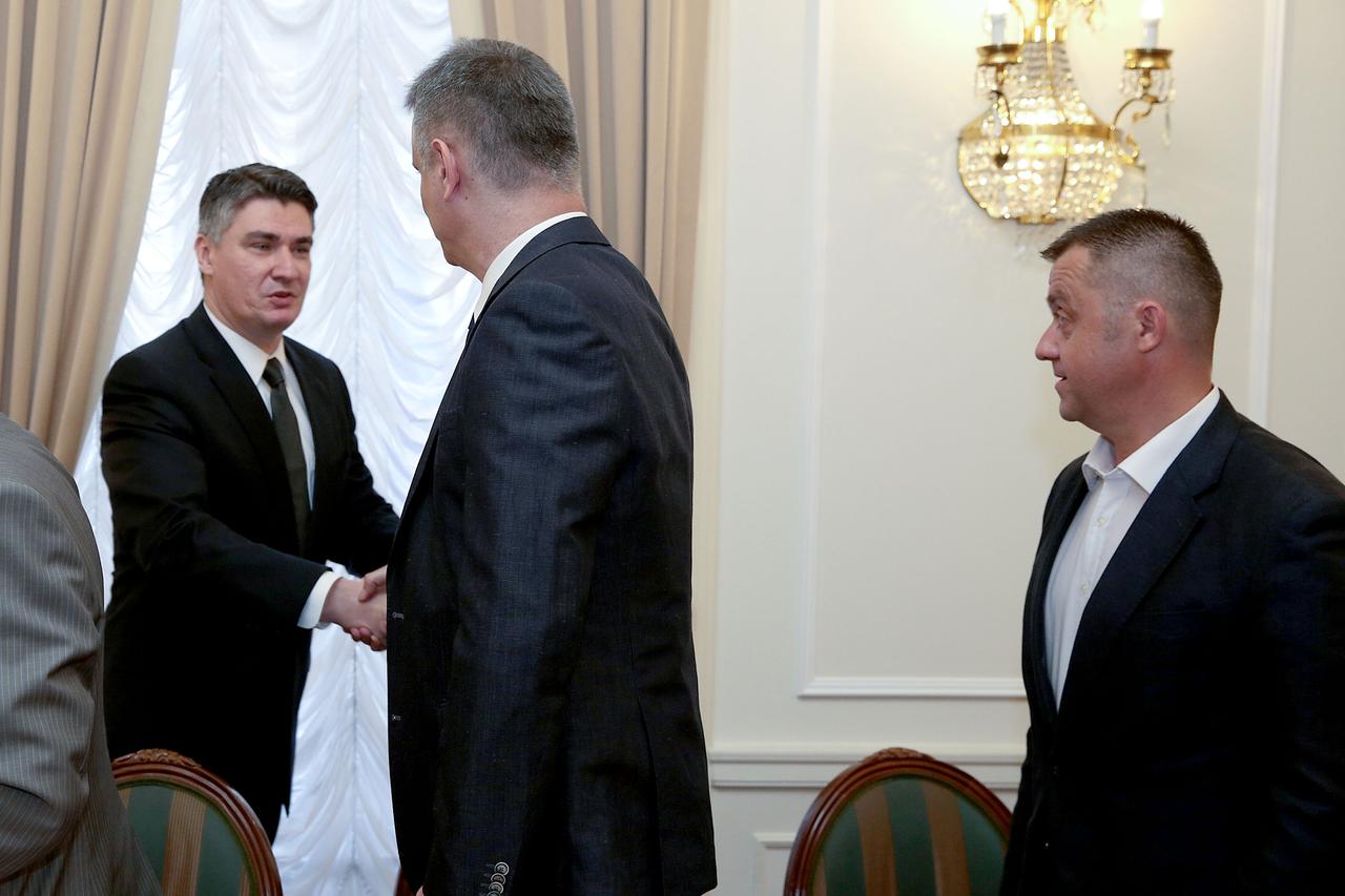27.07.2015., Zagreb - Predsjednik Vlade Republike Hrvatske Zoran Milanovic u Banskim je dvorima odrzao sastanak s predsjednicima klubova parlamentarnih stranaka. Tema je arbitraza sa Slovenijom oko Piranskog zaljeva, odnosno Savudrijske vale. Zoran Milano