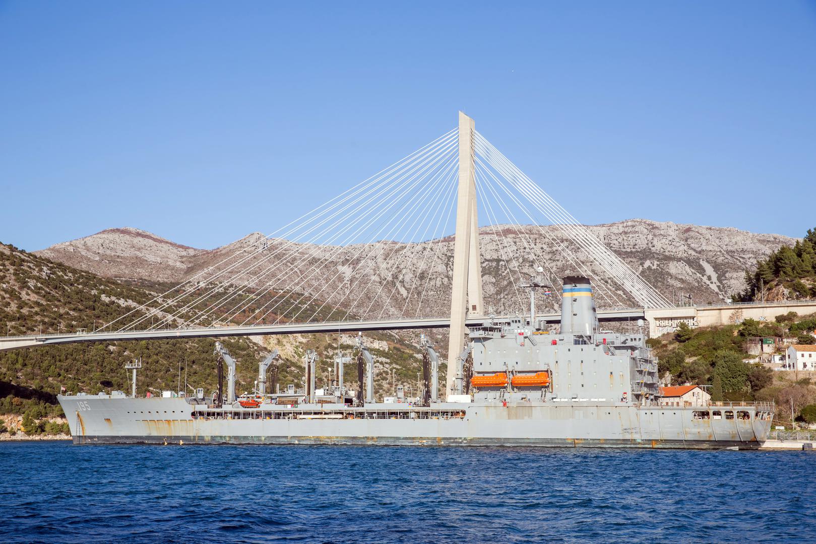 Tanker boravi u Dubrovniku u sklopu bilateralne vojne suradnje Hrvatske ratne mornarice s Ratnom mornaricom SAD-a.