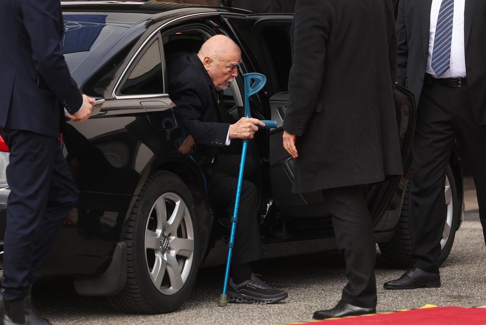 Bivši predsjednik Stjepan Mesić pojavio sa štakama, što su zabilježili i fotografi.