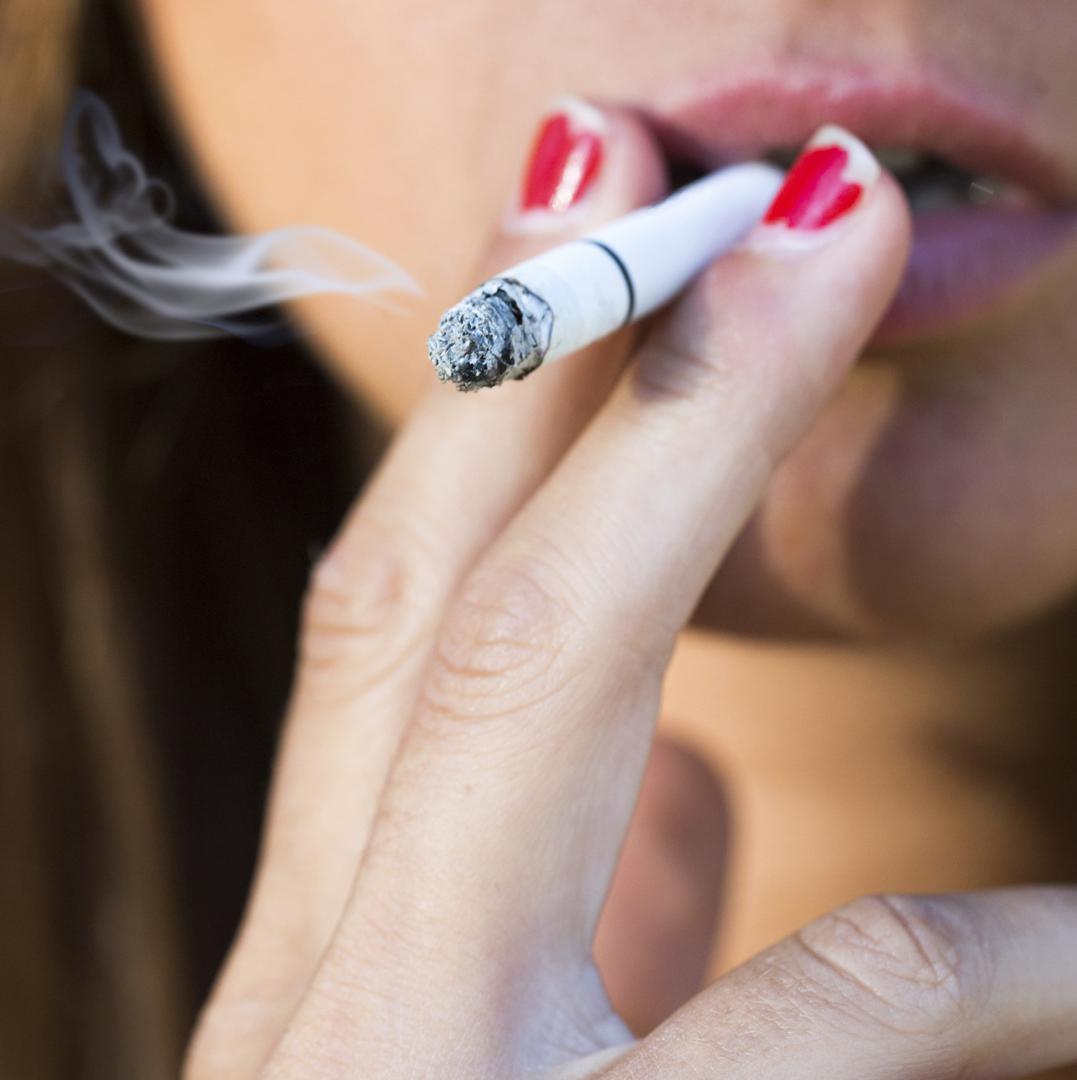 U loncu prokuhajte ocat i pustite nekoliko minuta da se pare octa provuku kroz prostor. Istjerat će duhanski dim, a nakon nekog vremena nestat će i miris octa. Ako je i vaš namještaj upio miris cigareta, prebrišite ga otopinom tople vode i octa kako obiste ga osvježili. 