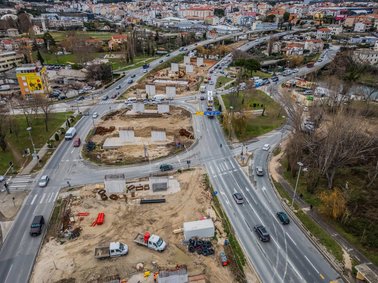 Paralelno s radovima održan je i sastanak župana te gradonačelnika Splita, Solina i Kaštela o izgradnji velikog parkirališta u blizini križanja. Grad Solin raspolaže s oko 20 tisuća četvornih metara zemljišta uz željezničku stanicu, gdje je planirana izgradnja parkirališta s ciljem poticanja dolaska u Split vlakom.

