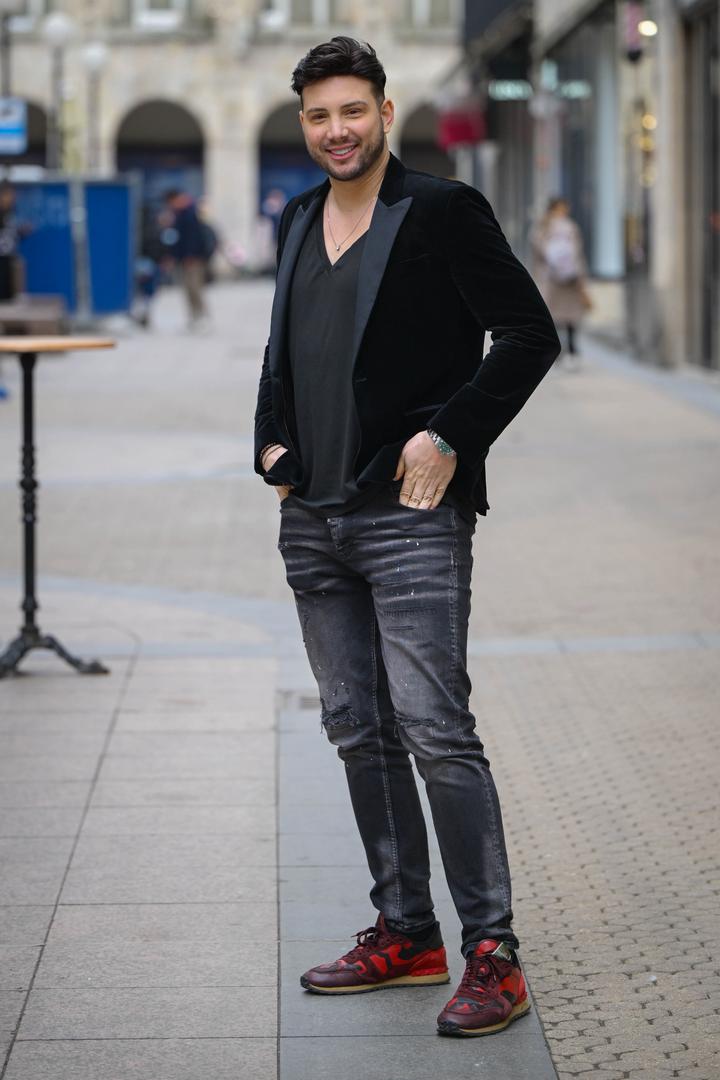 Bivši pobjednik showa "Tvoje lice zvući poznato" Alen Bičević spremno je pozirao fotoreporterima. 