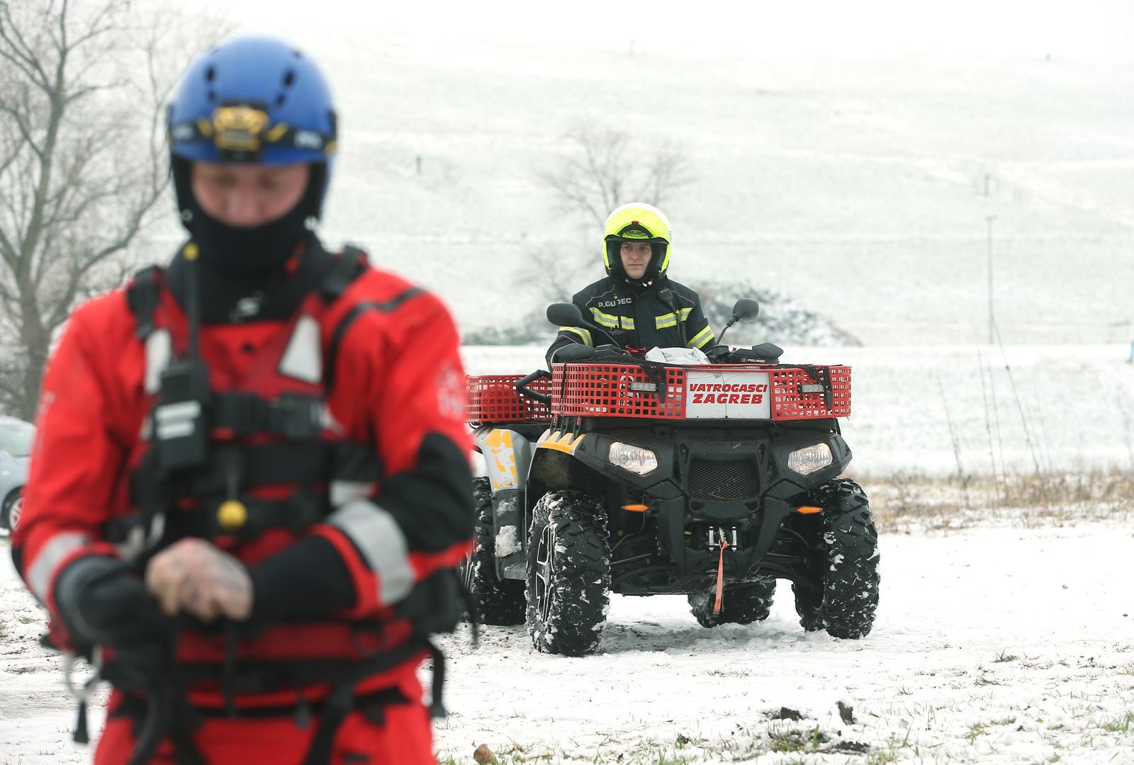 16.01.2025., Zagreb - Vatrogasci, policija, HGSS i Civilna zastita uz rijeku Savu kod toplane nastavljaju s potragom za nestalim dijetetom. Photo: Zeljko Lukunic/PIXSELL