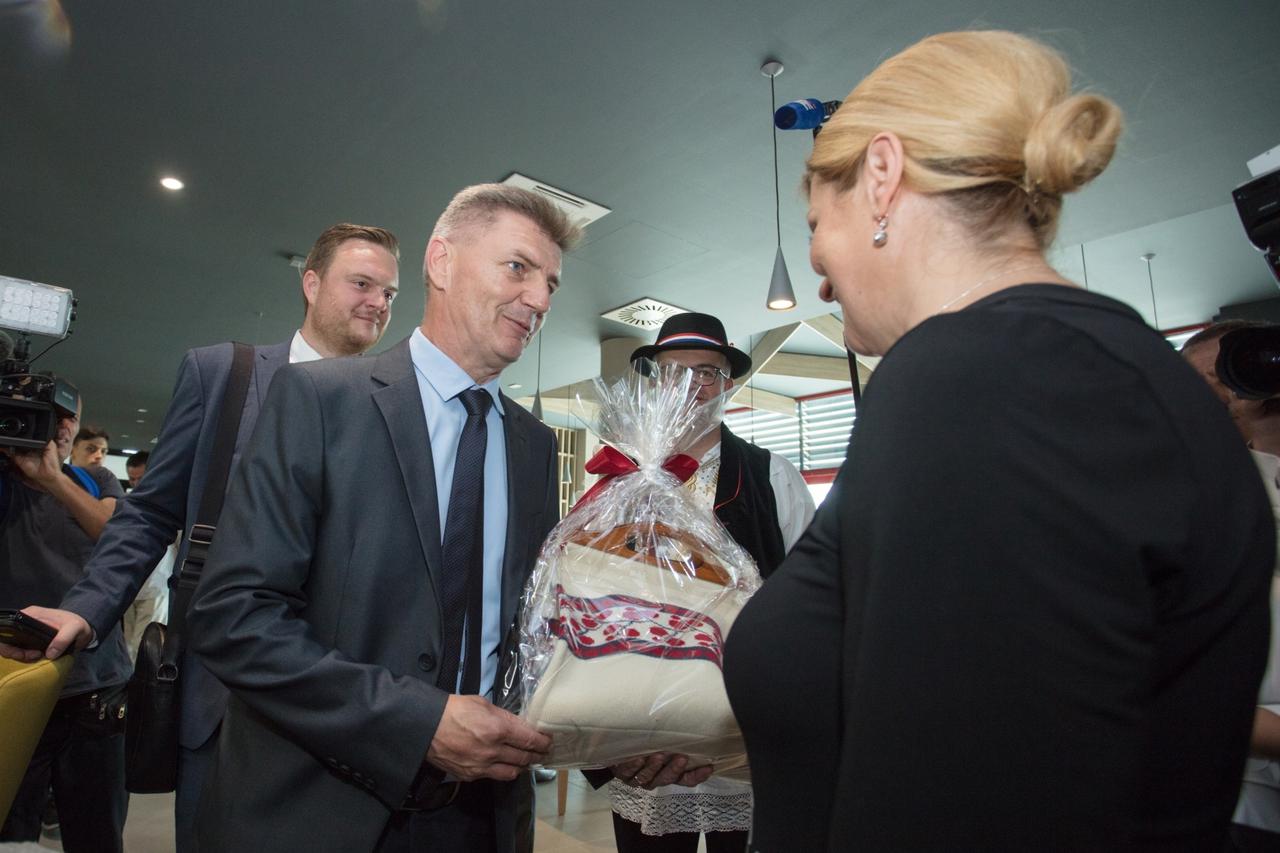 Kolinda Grabar - Kitarović obišla Državnu ergelu Đakovo