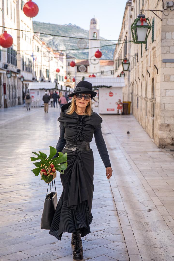 Svojim upečatljivim, sofisticiranim i besprijekornim modnim kombinacijama Đurđa plijeni pažnju na brojnim događanjima, a njezina vitalnost u devetom desetljeću života mnoge ostavlja bez daha.