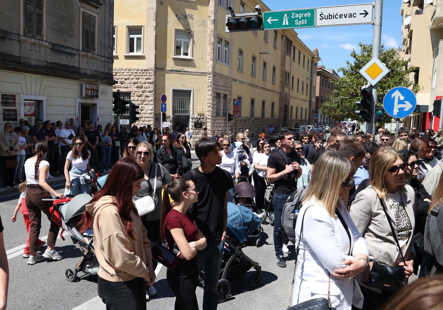Luka će danas biti pokopan u Drnišu, gdje je proglašen i Dan žalosti. Maturalna večer koju je sa svojim razredom trebao proslaviti sljedećeg petka otkazana je.