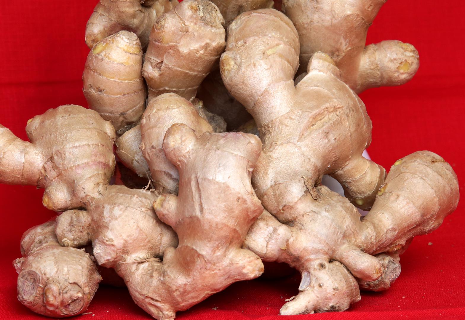 Đumbir sadrži gingerol koji potiče probavu olakšavajući tegobe poput nadutosti i grčeva. Svakodnevna konzumacija đumbira pomoći će i ublažiti neugodne simptome refluksa. Neki su ljudi posebice skloni ovim neugodnim simptomima, a neki imaju problema zbog svoje anatomije. Kako god bilo, đumbir će brzo ublažiti simptome te je jedan od nezaobilaznih sastojaka u lijekovima protiv refluksa. 