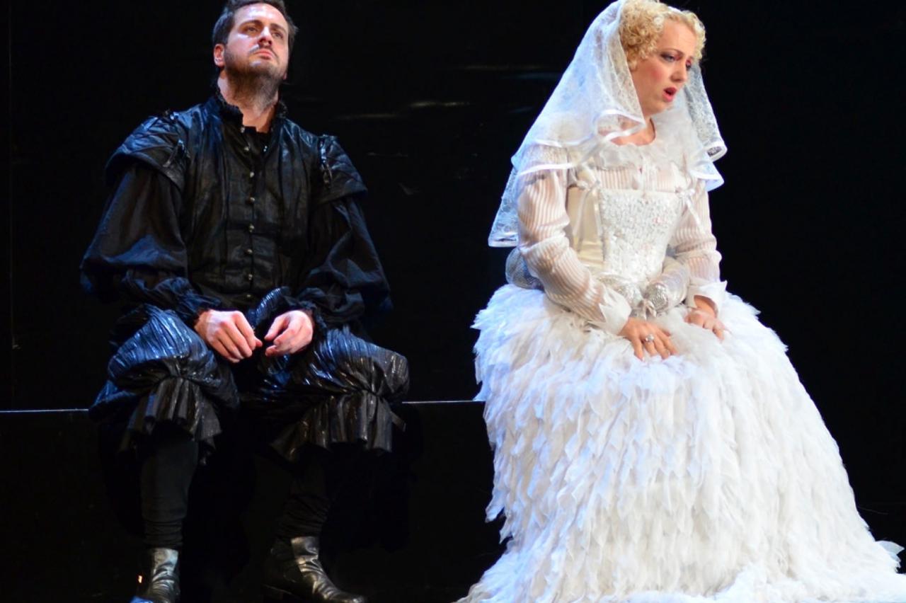 George von Bergen i Ivana Lazar u sceni opere Hamlet