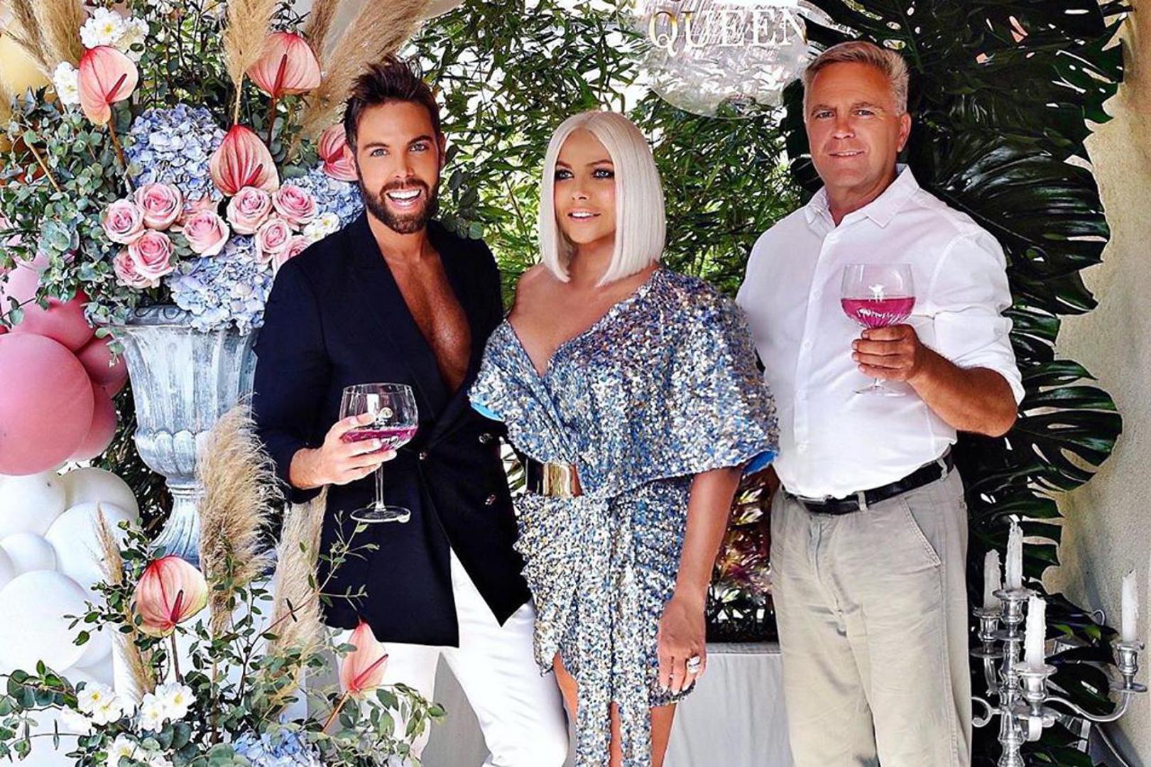 Iako se povremeno pojavljuje na Markovim društvenim mrežama, posebno za vrijeme blagdana i obiteljskih proslava, te su fotografije često dodatno uređene kroz različite filtere.