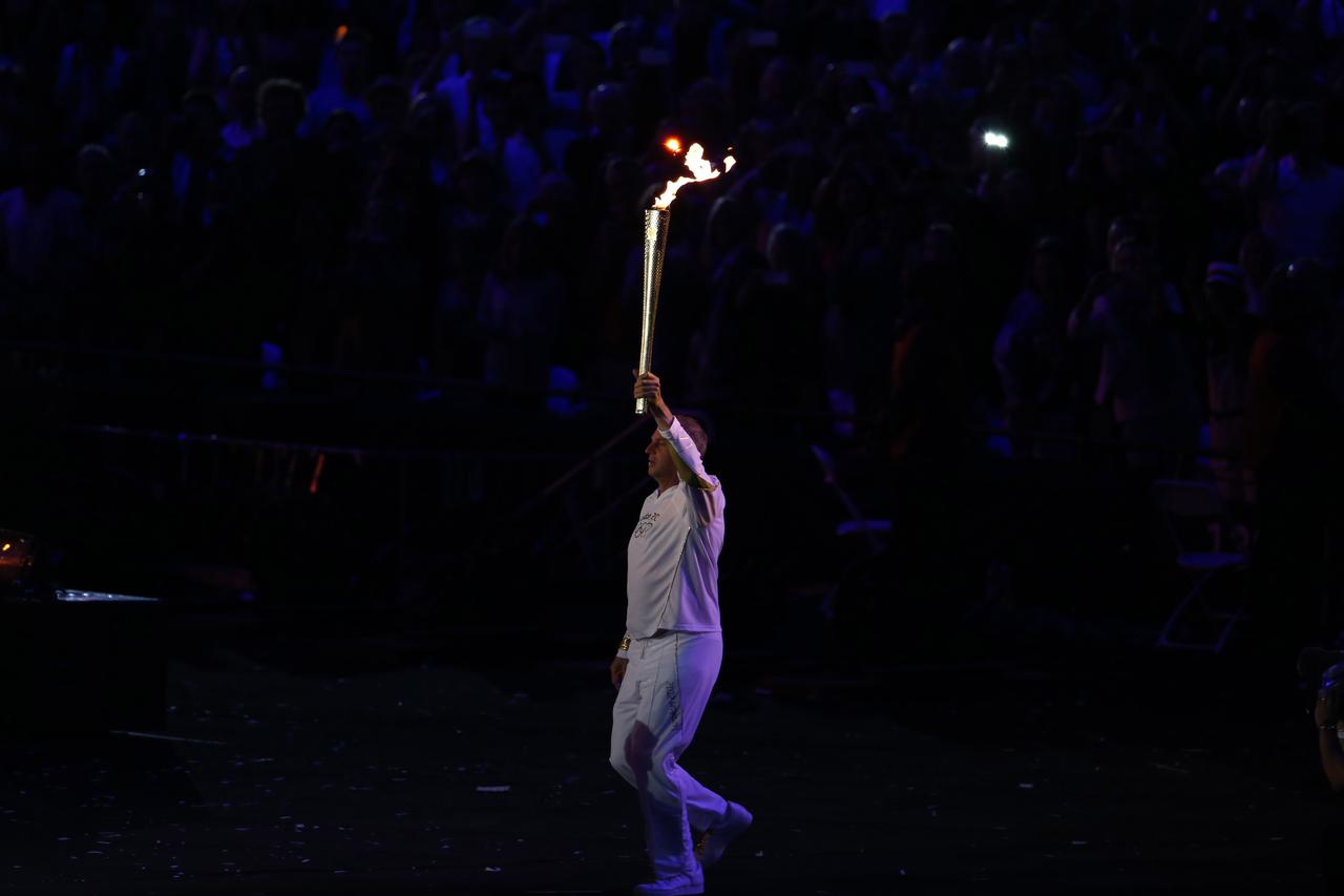 London: Sedam mladih britanskih sportaša upalilo je olimpijski plamen 