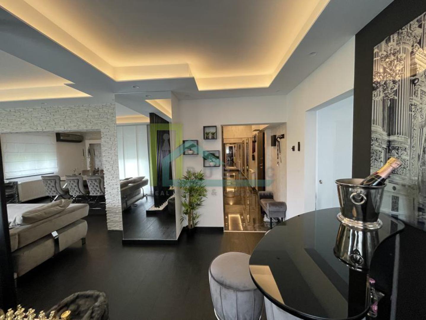 Stanu pripada garaža, vanjsko parkirno mjesto te spremište u prizemlju zgrade. "Izvrsna i atraktivna lokacija; blizina busa; blizina svih potrebnih sadržaja", hvale ovaj stan u oglasu. Iznajmljuje se za 2800 eura.