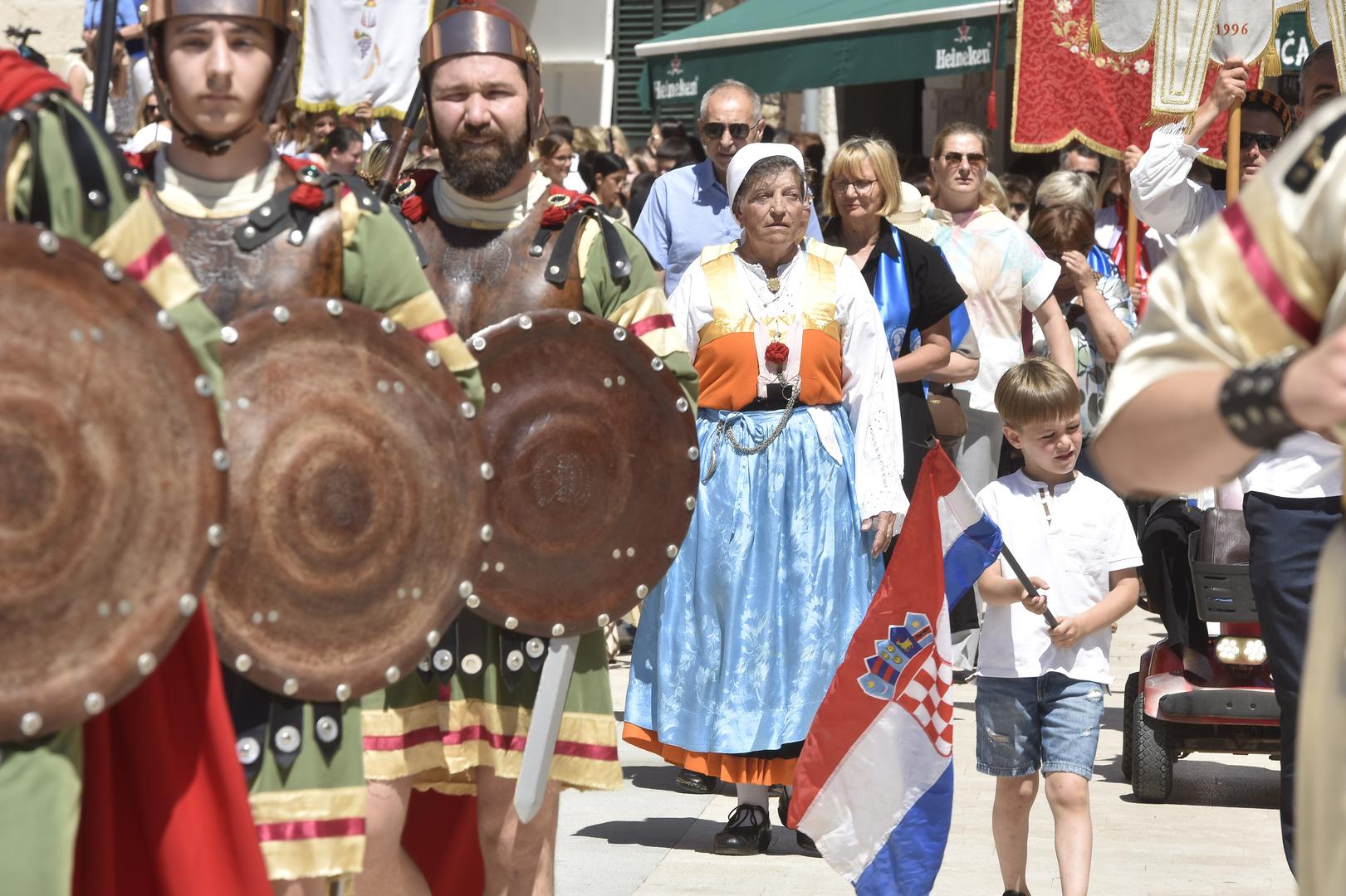 Uz blagdan se veže i poznati zavjet Hrvatskog sabora iz 1739. godine, kada je tijekom epidemije kuge obećana izgradnja kapele Presvetoj Krvi Isusovoj u Ludbregu. 