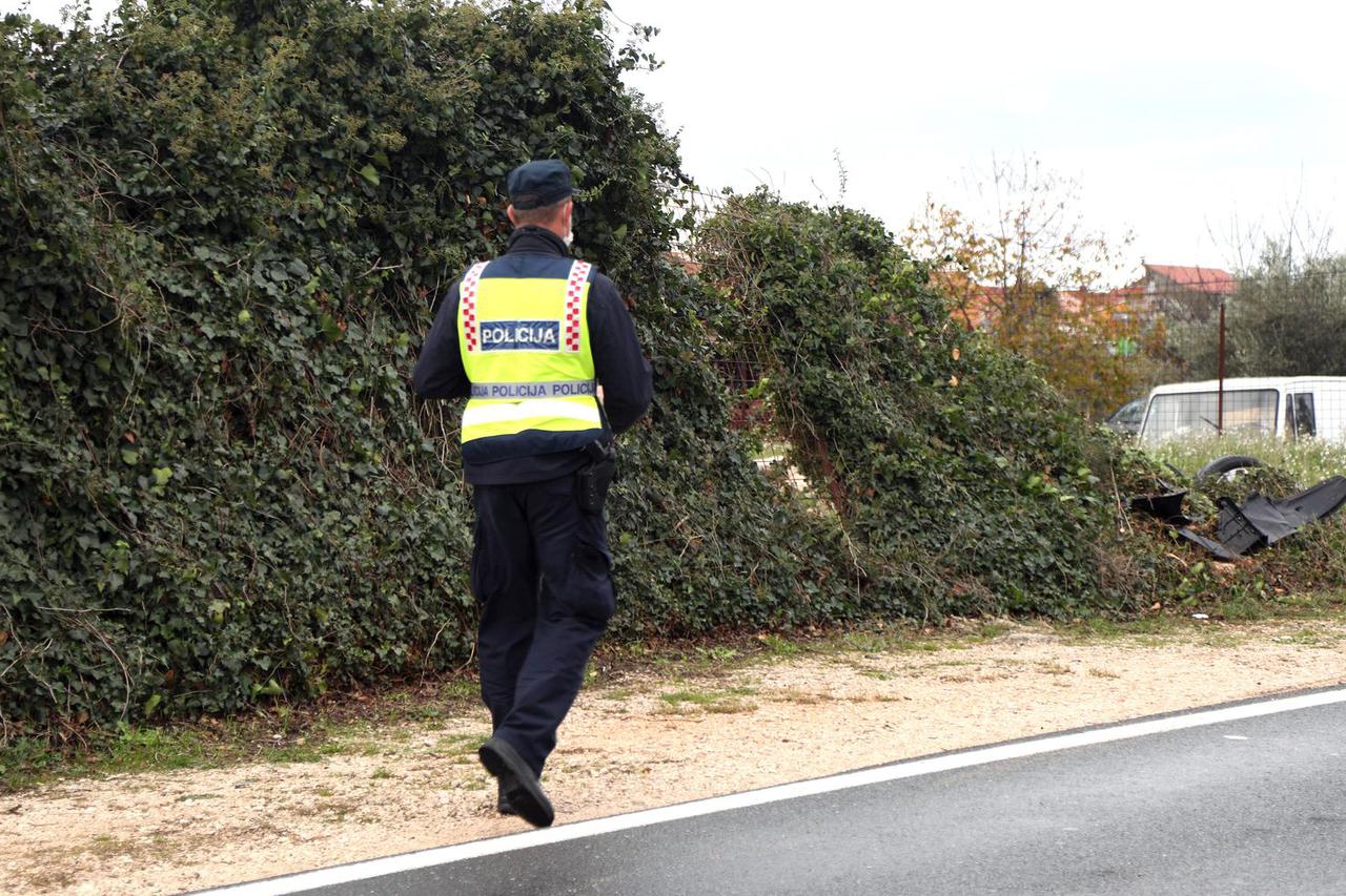 Šibenik: Na vrpoljačkoj cesti došlo do prevrtanja osobnog automobila