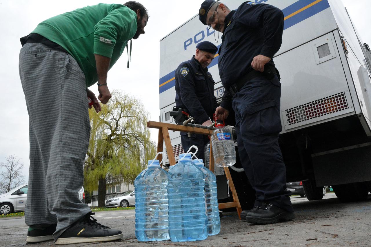Slavonski Brod: Građani i dalje po pitku vodu odlaze do cisterni i spremnika za vodu