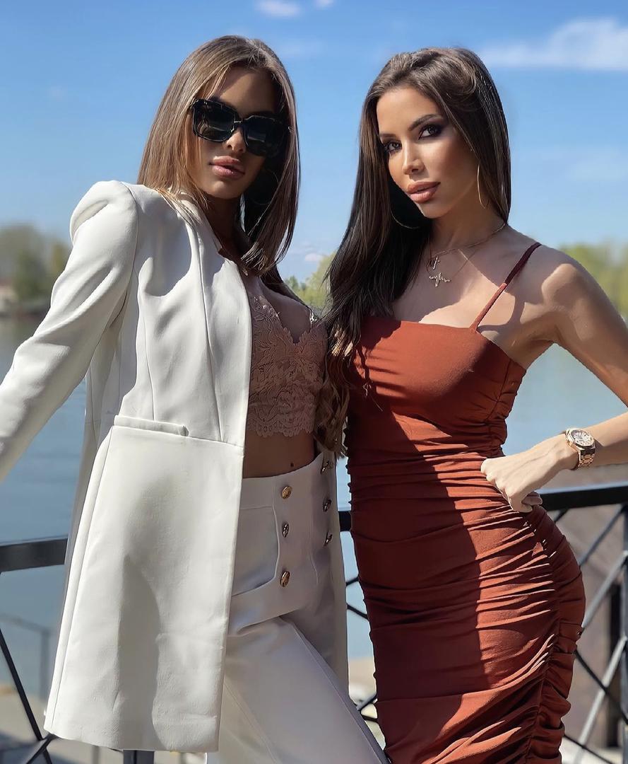 Sestre Barbara i Tina Šegetin javnosti su se predstavile u rujnu 2015. sudjelovanjem u popularnom reality showu – regionalni "Big Brother".