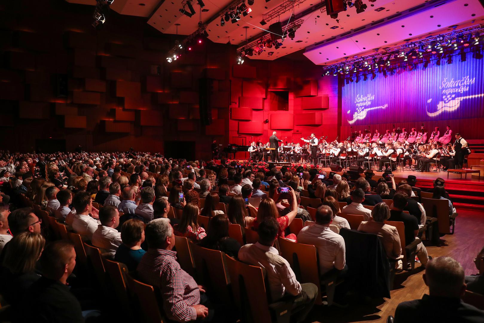 Spektakl Šokačka rapsodija u Lisinskom iz godine u godinu dokazuje da tamburaška glazba ima snažnu i vjernu publiku te da može ispuniti i najprestižnije koncertne dvorane.