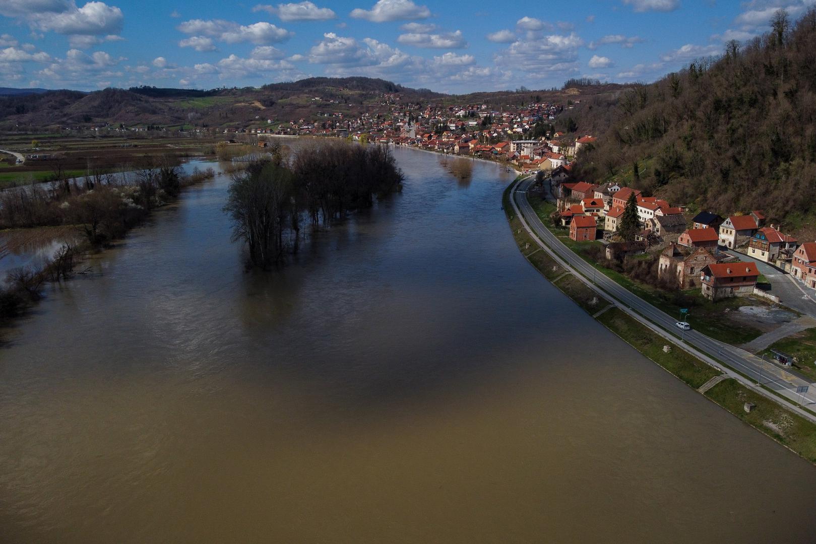 Ovaj montažni sustav nabavljen je nakon što su izrazito visoki vodostaji prošlog proljeća u potpunosti poplavili Hrvatsku Kostajnicu.