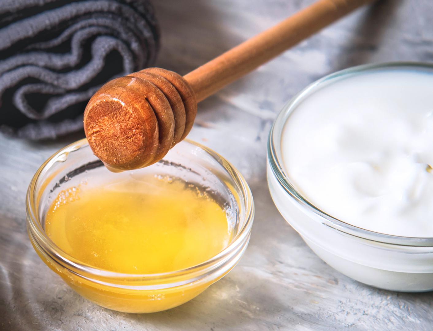 Med + jogurt maska za 'glow': Med pomaže zadržati vlagu i daje koži mekoću, dok jogurt nježno zaglađuje i osvježava ten. Pomiješajte žlicu jogurta i žličicu meda, nanesite na čisto lice i ostavite 10 do 15 minuta. Isperite mlakom vodom, a koža će često odmah djelovati nahranjeno i blistavije.