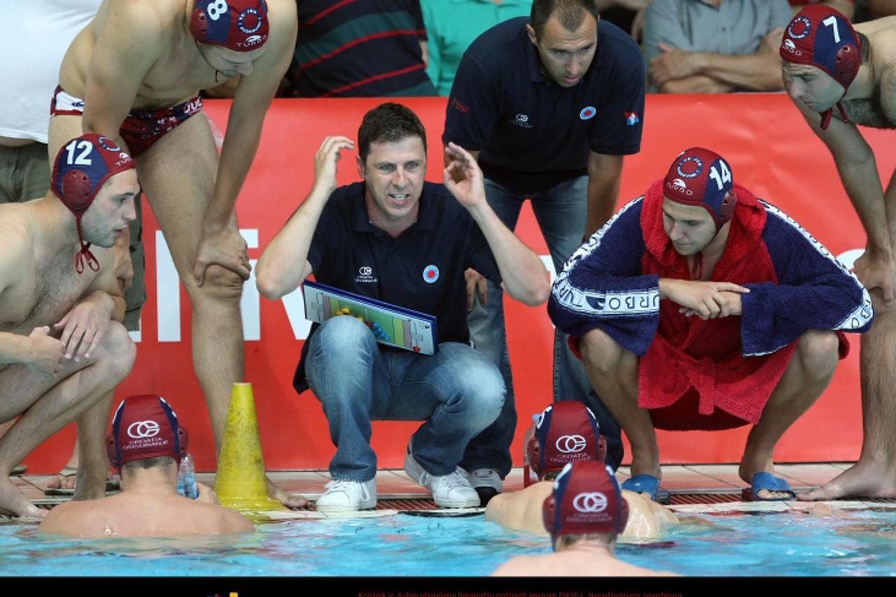 '16.06.2010.,Zagreb - Prvenstvo Hrvatske u vaterpolu,cetvrta utakmica finala izmedju HAVK Mladost i VK Jug. Trener Juga Elvis Fatovic daje upute igracima. Photo: Jurica Galoic/PIXSELL'