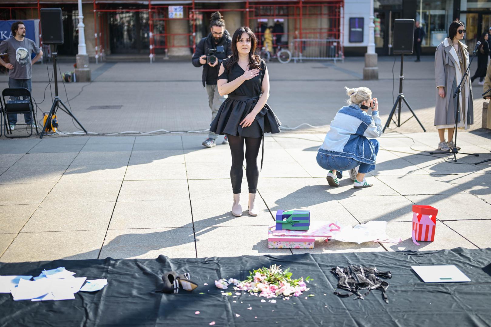 Performans „Odjek" afirmira javni prostor kao mjesto političkog i umjetničkog djelovanja u kojem se glasovi žena mogu čuti izvan institucionalnih okvira. Kroz umjetnički jezik glasa, prisutnosti i zajedništva, Arijana Lekić-Fridrih podsjeća da su prava žena temeljna ljudska prava te da borba za ravnopravnost nije završeno povijesno poglavlje, nego kontinuirani društveni proces