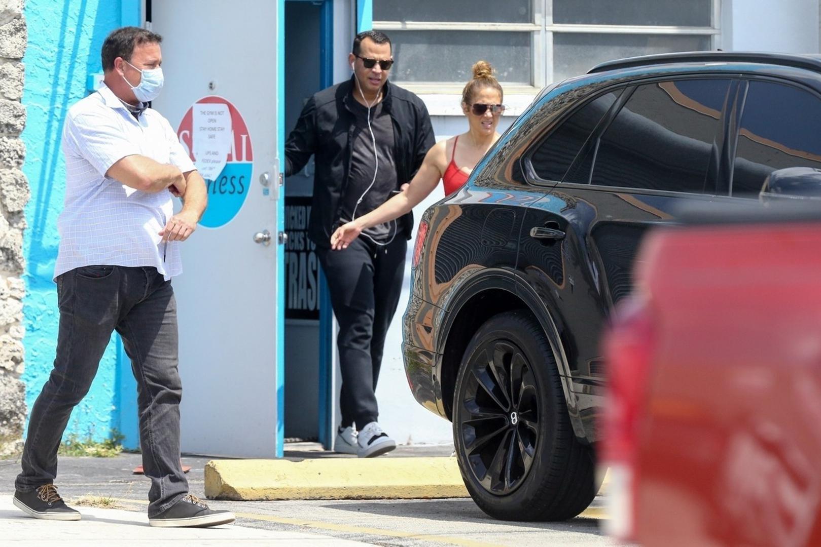 Pjevačica Jennifer Lopez i njezin zaručnik Alex Rodriguez nisu baš poslušni građani i prekršili su pravilo ostani doma. 