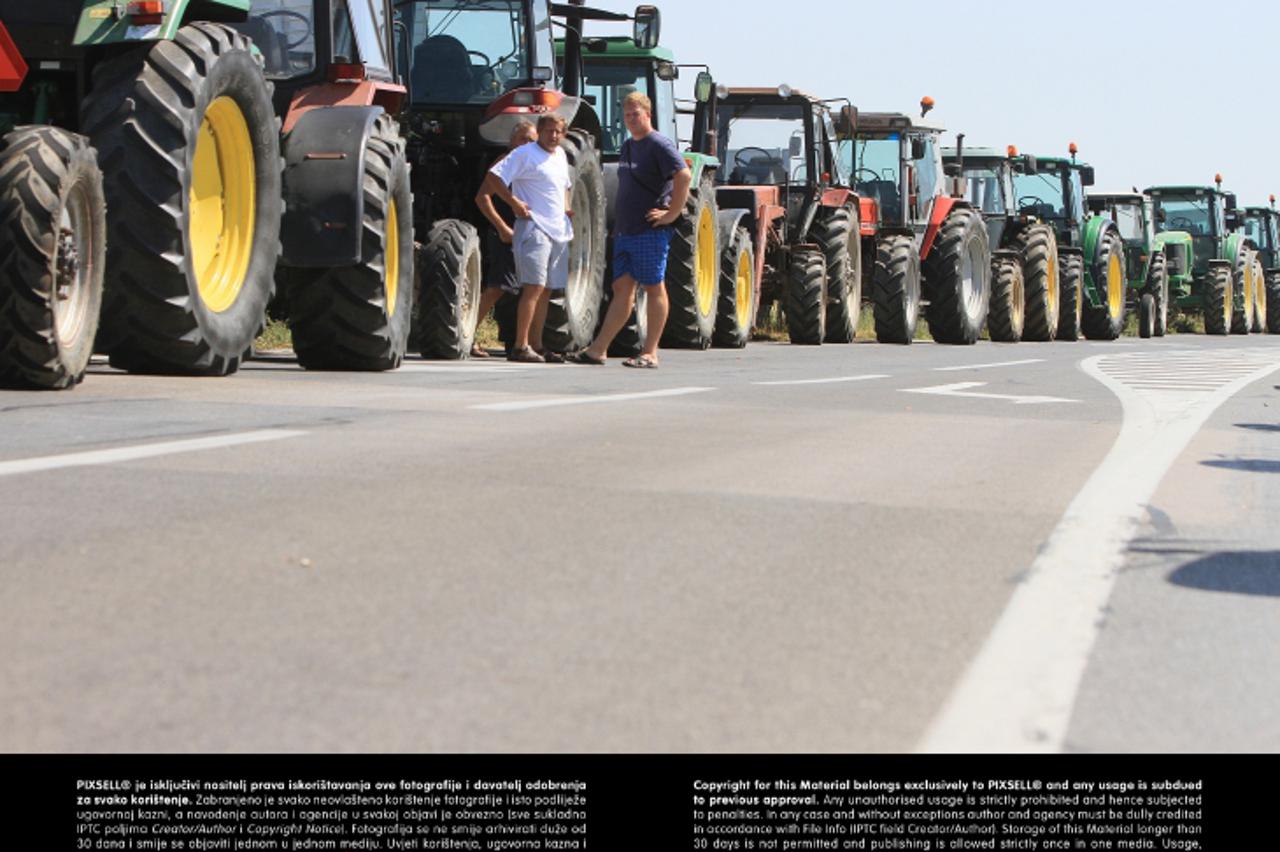 '09.08.2013., Djakovo - Treci dan prosvjeda slavonskih seljaka na zatvorenoj djakovackoj obilaznici. Photo: Marko Mrkonjic/PIXSELL,'