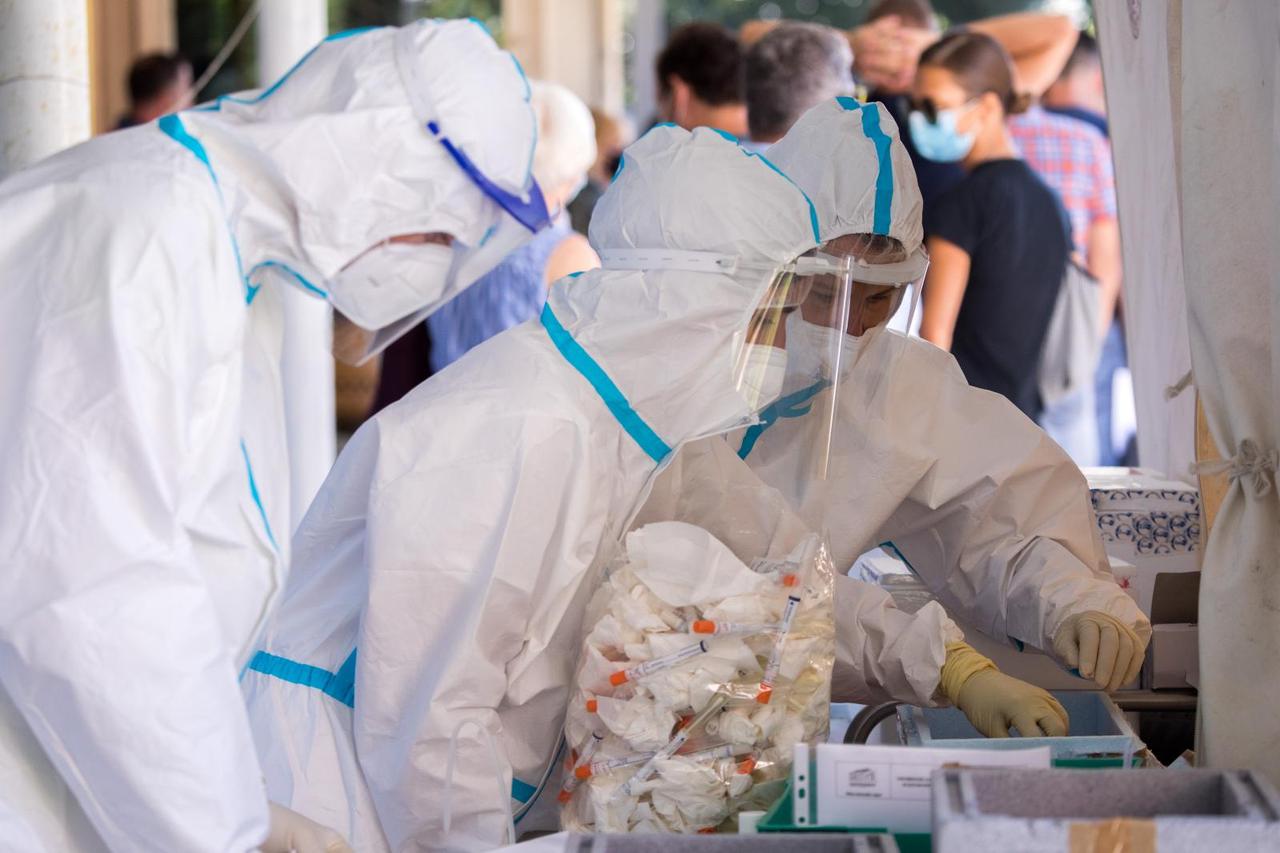 Rijeka: Veliki broj turista čeka u redu kako bi se testirali na koronavirus