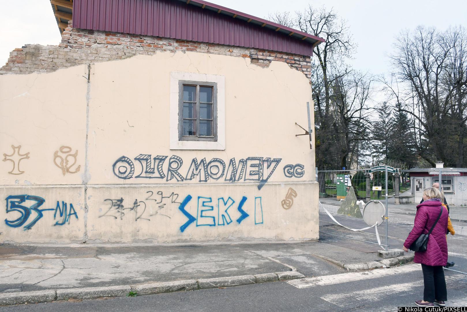 07.04.2022.,Petrinja - Ovih dana u centru Petrinje, na proceljima ostecenih poslovnih prostora i stambenih objekata koji nisu u uporabi nakon potresa, nepoznati pocinitelj ili vise njih je sprejem ispisao razne crteze i natpise. Policija provodi kriminalisticko istrazivanje s ciljem otkrivanja pocinitelja ovog vandalskog cina. Photo: Nikola Cutuk/PIXSELL