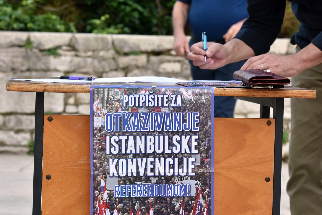 Potpisivanje za referendum na središnjem zagrebačkom trgu