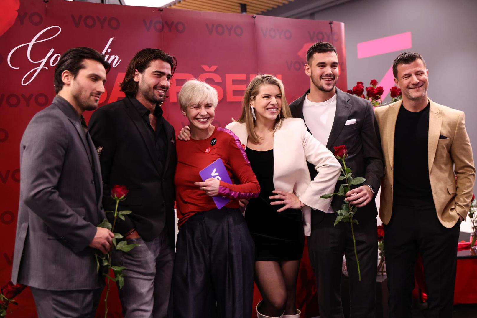 Inače, Karlo i Petar svim najvećim obožavateljima dijelili su ruže, a oni su dobili i ekskluzivnu mogućnost pogledati prvu epizodu nove sezone koja kreće uskoro.