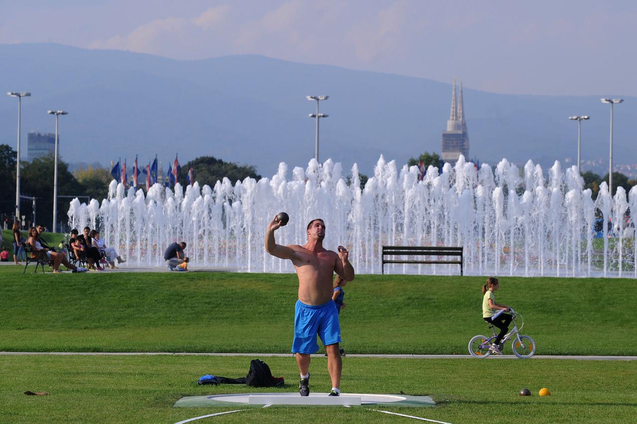 31.08.2014., Zagreb - Trening bacaca kugle kod fontana uoci IAAF World Challenge Zagreb Hanzek koji se prvi put u Zagrebu odrzava van sportskog centra Mladost. Stipe Zunic na treningu.  Photo: Marko Lukunic/PIXSELL