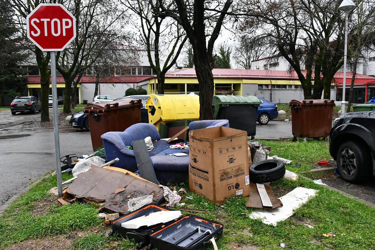 Slavonski Brod: Hrpe neodveženog smeća i kontejneri na zelenoj površini