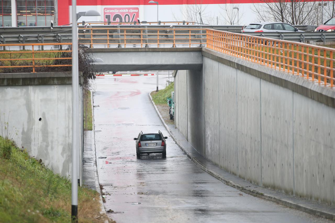 Zagreb: Automobilom zaglavio u poplavljenom pothodniku u Buzinu