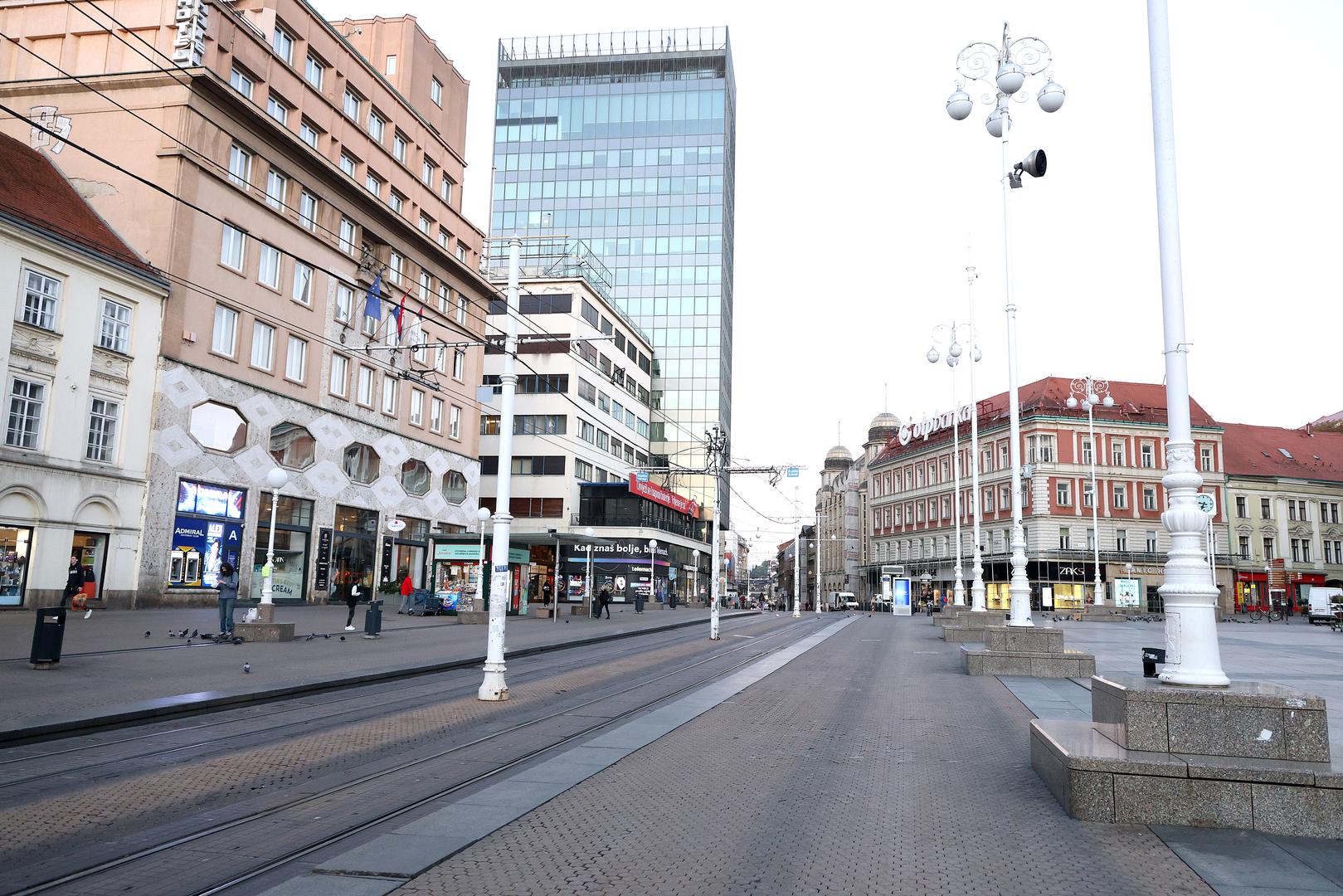 Štrajk je počeo u 3.30 sati, s početkom prve jutarnje smjene, kada iz spremišta inače kreću prvi tramvaji i autobusi. 