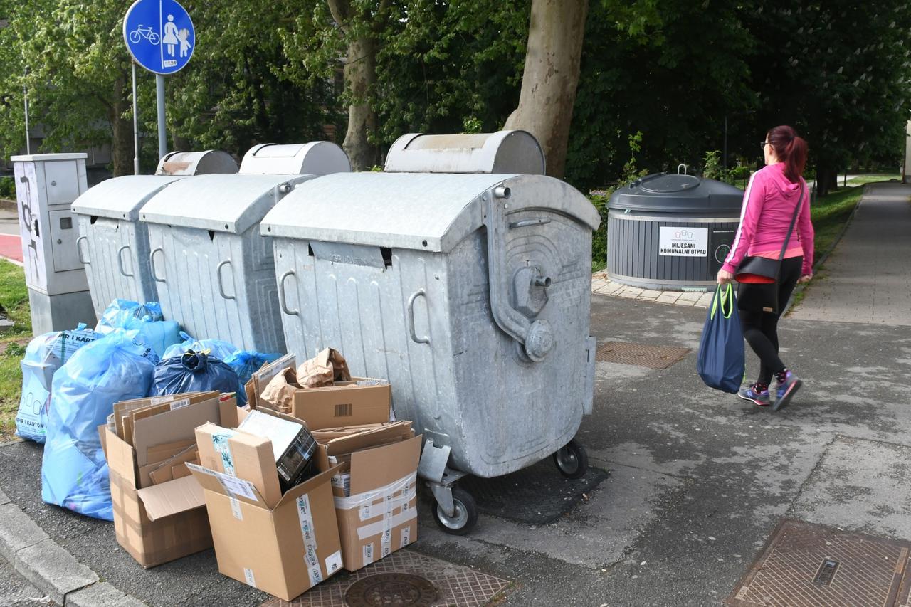 Sisak: Vreće smeća stoje pored kontejnera koji su poluprazni