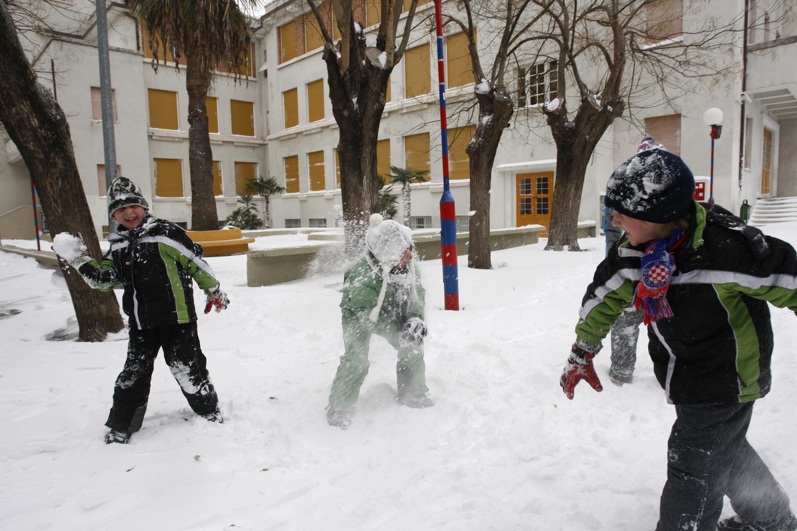 03.02.2012.,  Split - Snijeg u Splitu. Gradonacelnik je na radost djece proglasio "snjezni dan" koja su umjesto u skole pohrlila na igru. Skolarci ispred spustenih roletna osnovne skole Dobri.rPhoto: Ivo Cagalj/PIXSELL