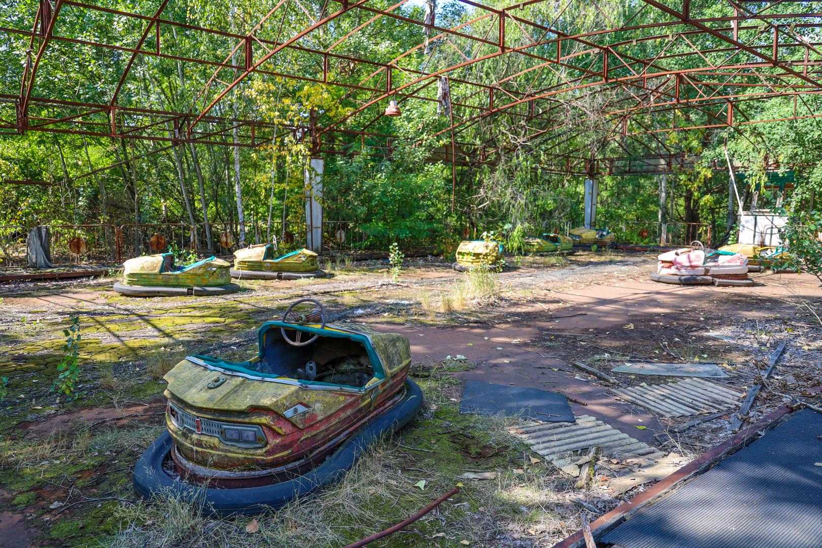 4. Černobilska zona isključenja, Ukrajina: Napušten nakon nuklearne katastrofe 1986. godine, Černobil i grad duhova Pripjat postali su jezive turističke atrakcije. Područje je još uvijek kontaminirano radioaktivnim materijalom, a ‘zona isključenja’ od 30 km smatra se jednim od najzagađenijih mjesta na svijetu. Unatoč tome, organizirani obilasci ovog područja privlače znatiželjne turiste, iako su posjete trenutno zaustavljene zbog rata u Ukrajini.