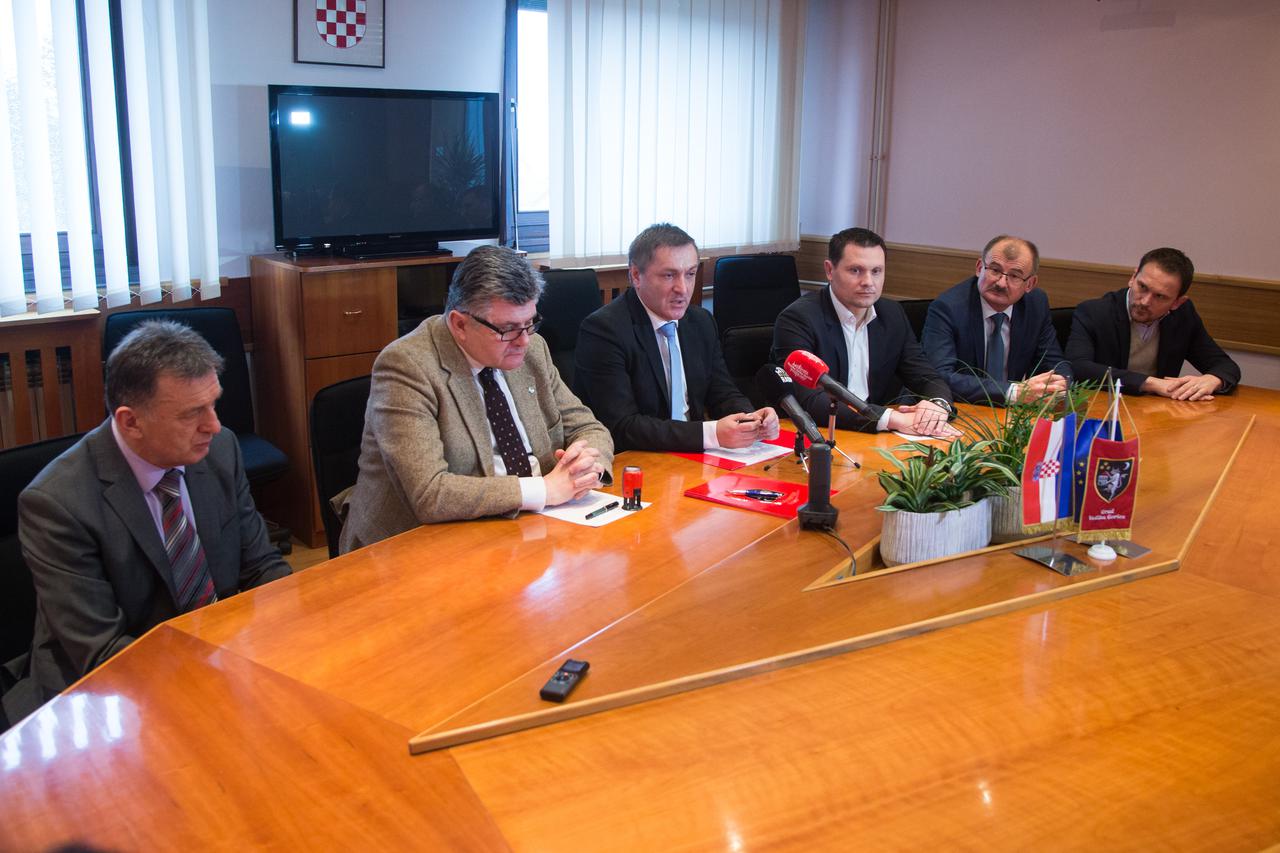 06.02.2017., Velika Gorica - Gradonacelnik Drazen Barisic potpisao je ugovor o suradnji s predstavnicima Doma zdravlja.  Stjepan Zagorac, Veceslav Bergman, Drazen Barisic, Ervin Kolarec, Zvonko Kumic, Kresimir Ackar.  Photo: Davor Puklavec/PIXSELL