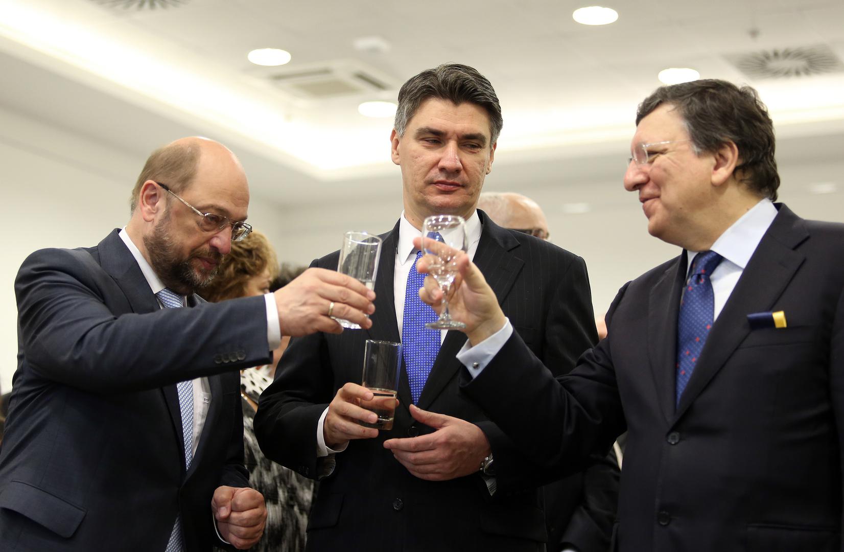 Hrvatski put prema članstvu trajao je više od deset godina. Formalni proces započeo je 2001. godine potpisivanjem Sporazuma o stabilizaciji i pridruživanju, nakon čega su uslijedili zahtjevni pregovori i ispunjavanje brojnih političkih, pravnih i gospodarskih kriterija. Završetak pregovora okrunjen je 2011. godine potpisivanjem Ugovora o pristupanju, čime je otvoren put za službeni ulazak u Europsku uniju dvije godine kasnije.

