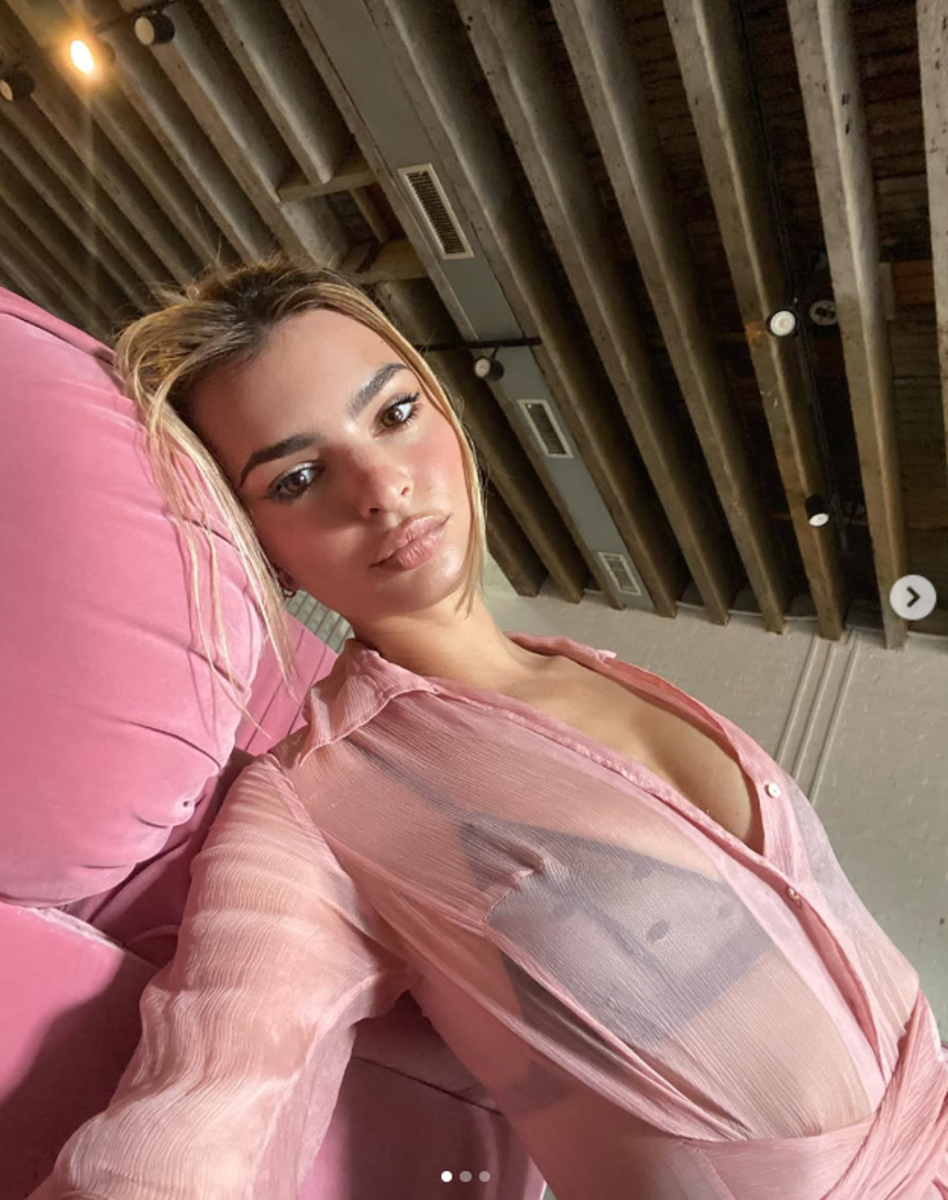  Na jednoj od upečatljivijih slika, Ratajkowski pozira u krupnom planu s velikim crnim sunčanim naočalama, viklerima u kosi i neupaljenom cigaretom u ustima. 