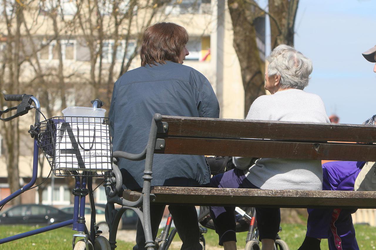 Karlovac: Umirovljenici uživali na suncu